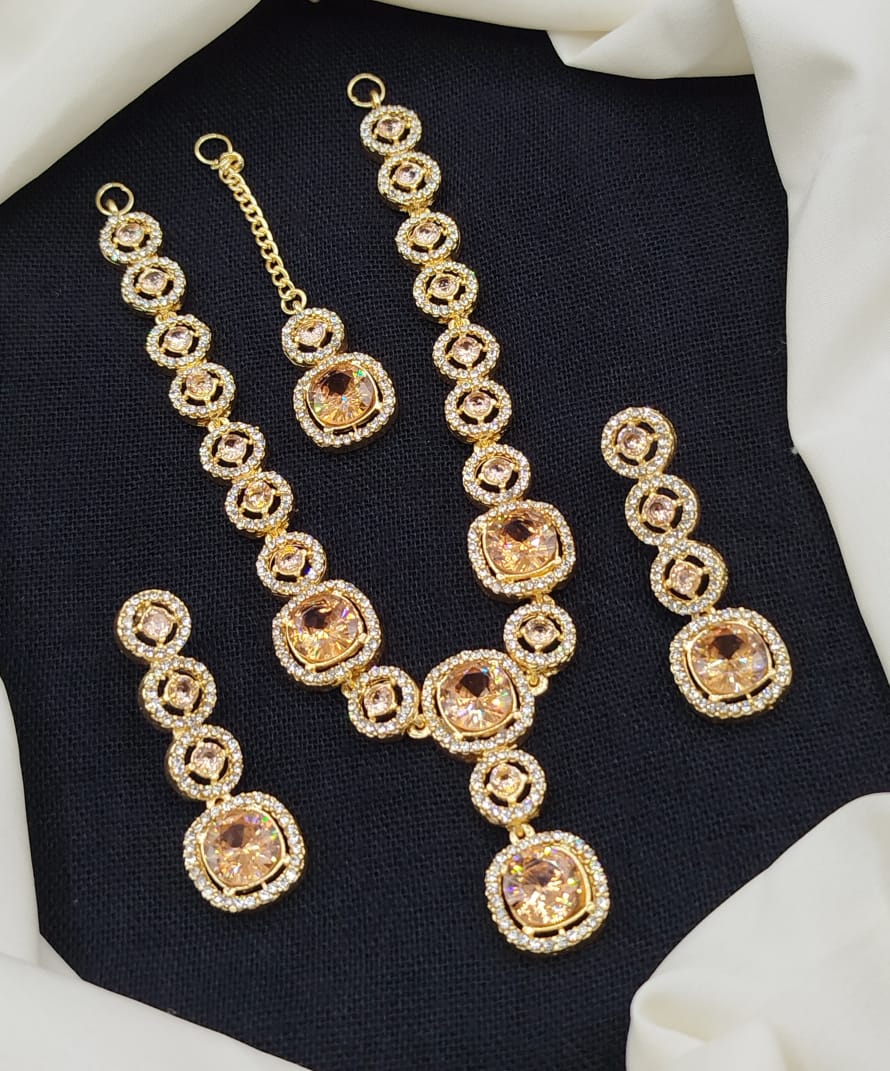 Stylish necklace set