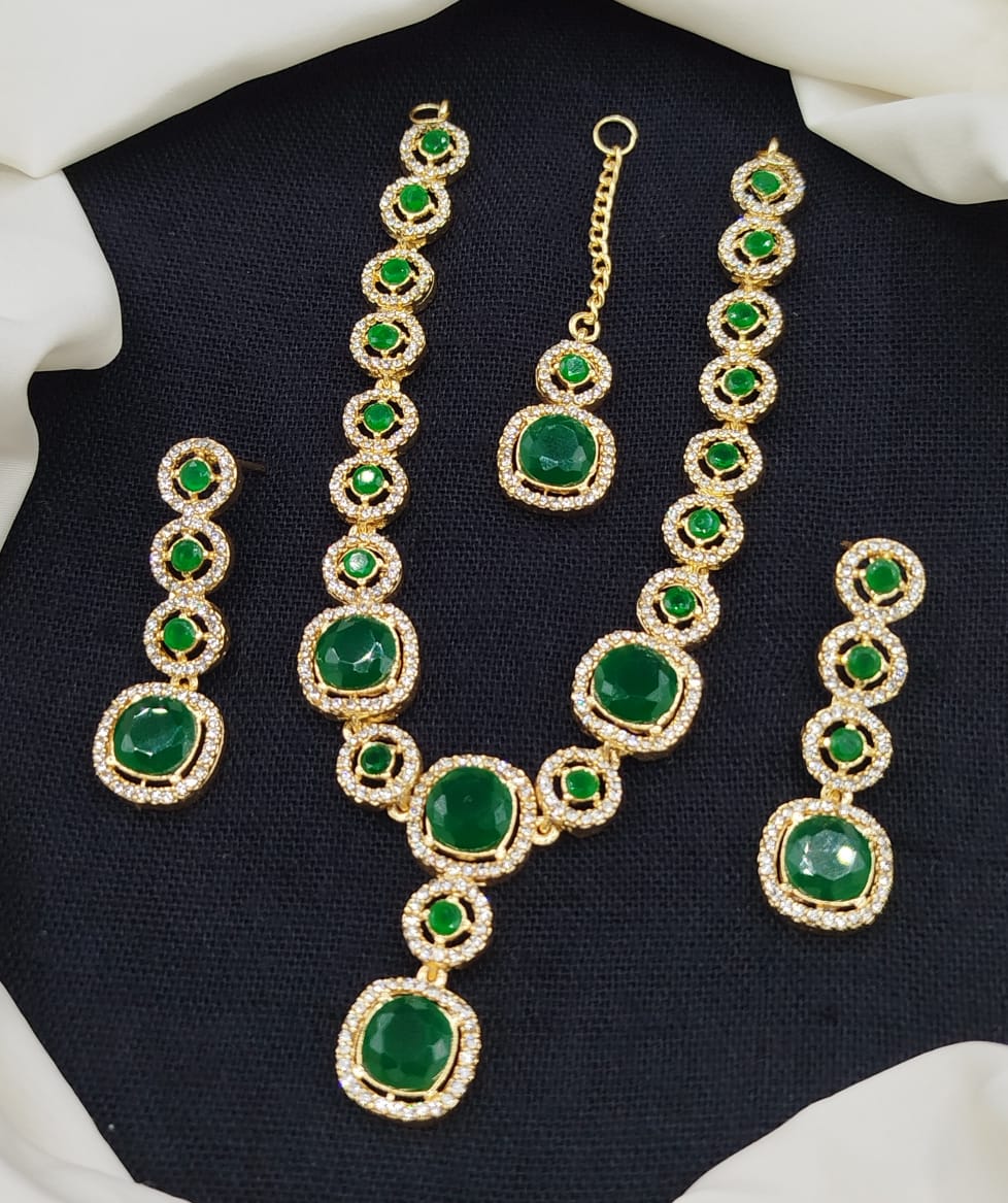 Stylish necklace set
