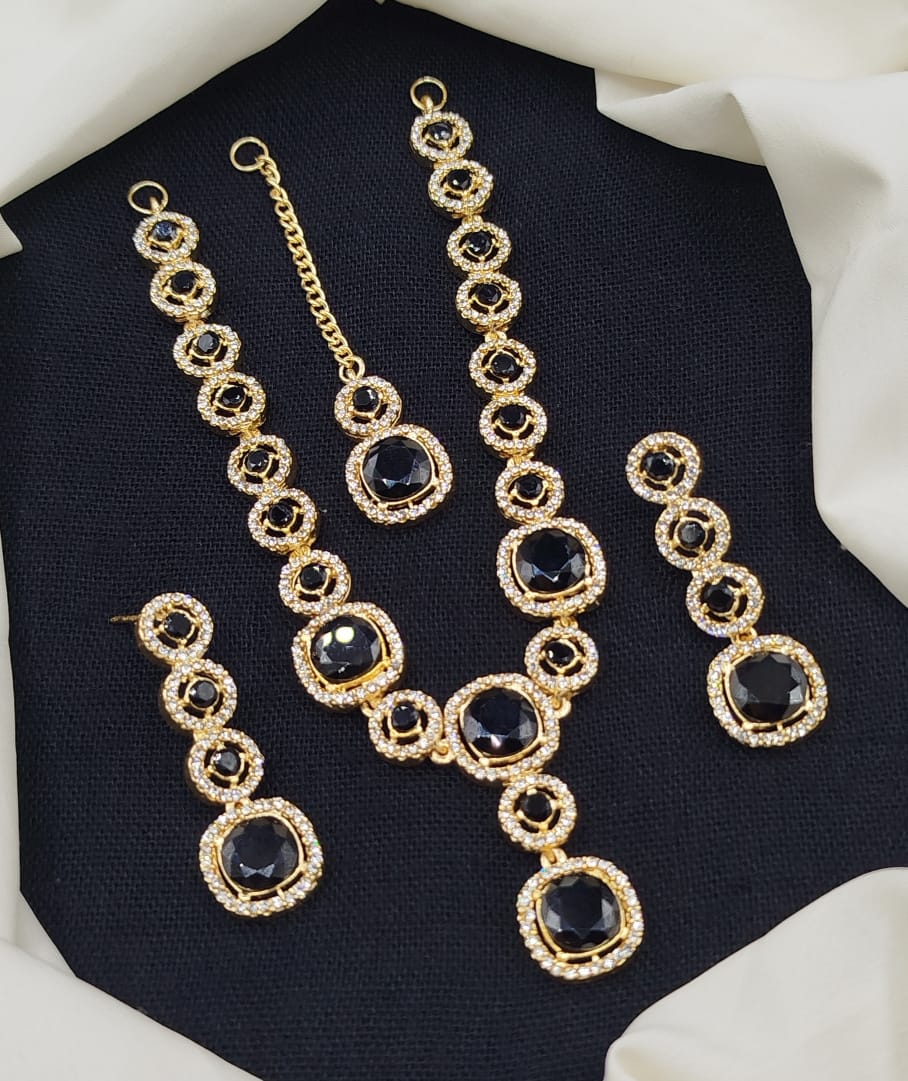 Stylish necklace set