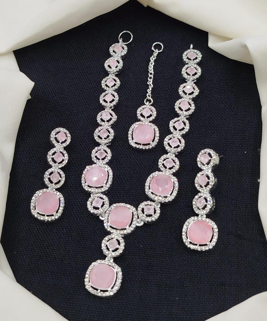 Stylish necklace set