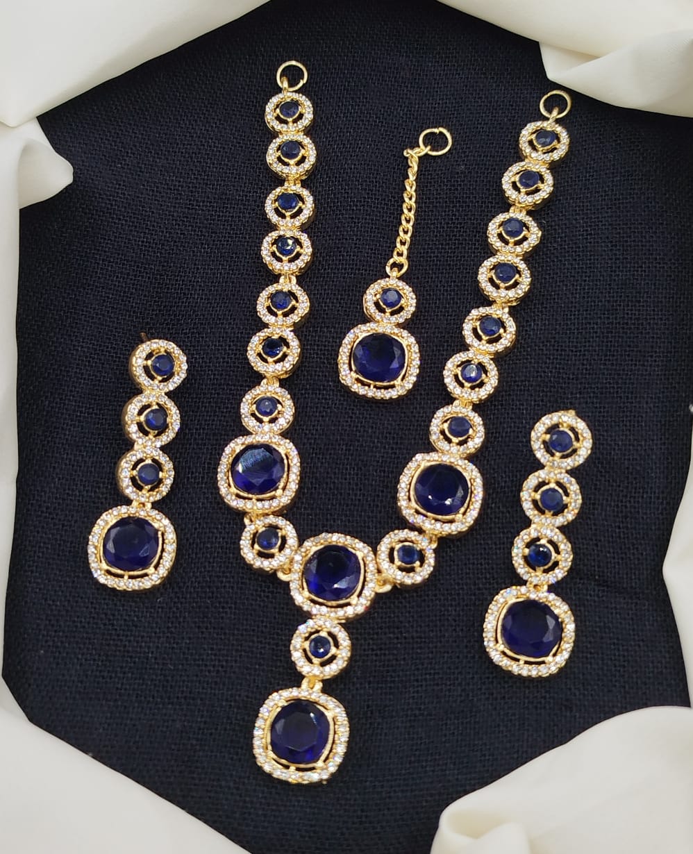 Stylish necklace set
