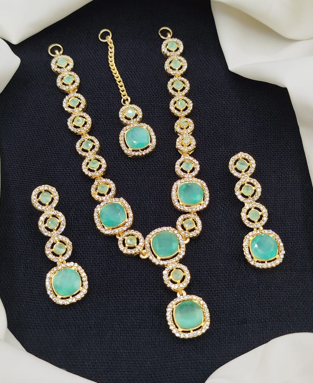 Stylish necklace set