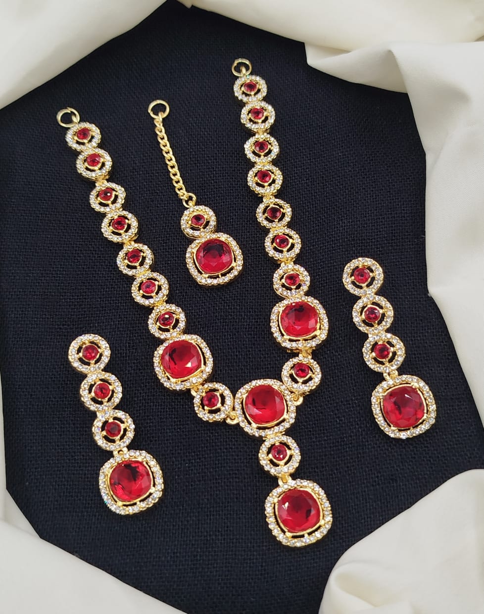 Stylish necklace set