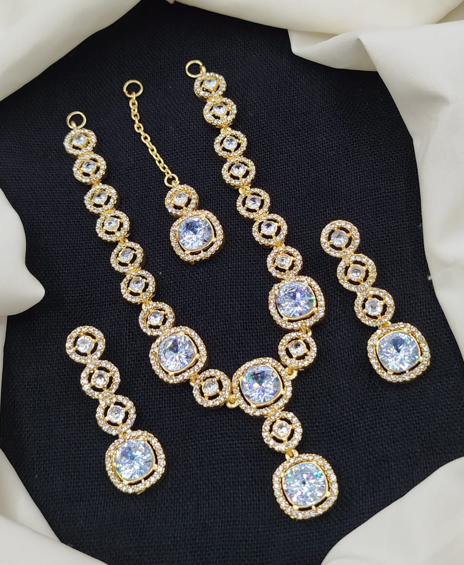 Stylish necklace set