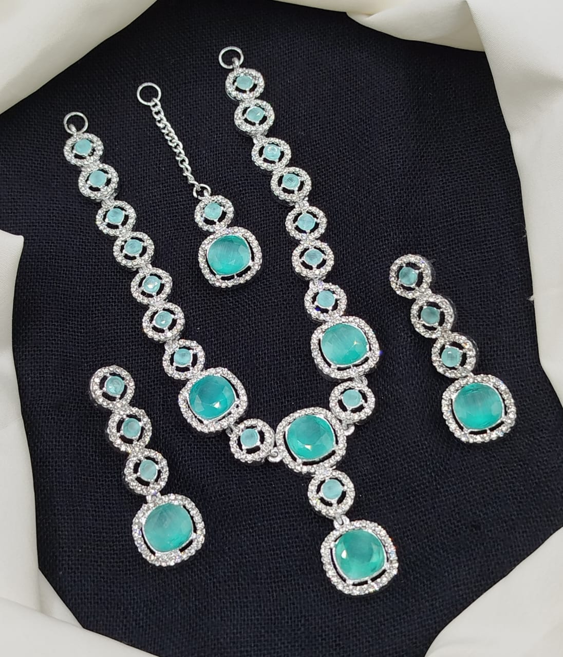 Stylish necklace set
