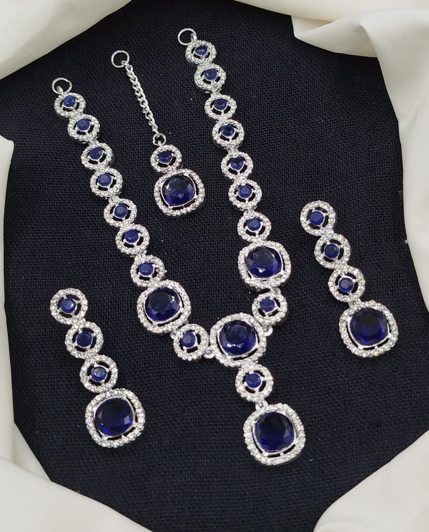 Stylish necklace set
