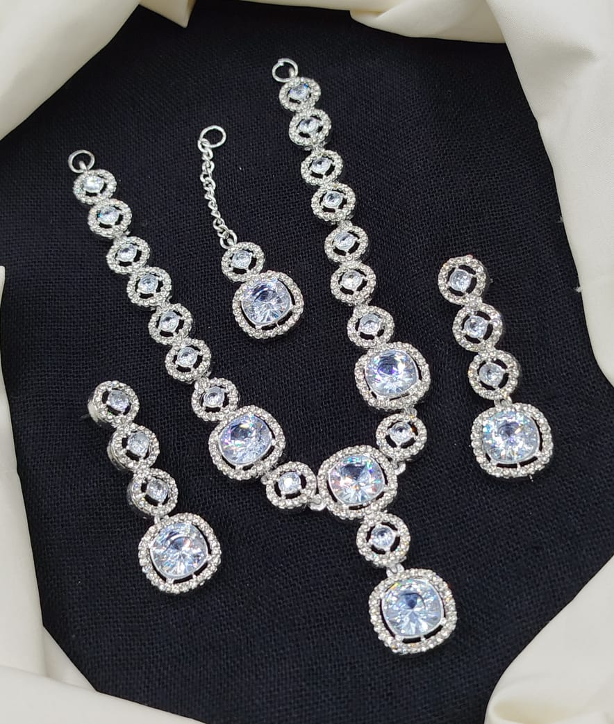 Stylish necklace set