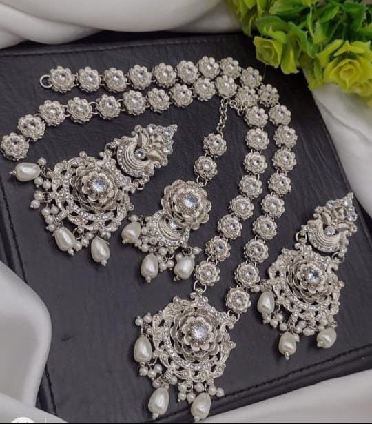 Jewellery set with floral designs