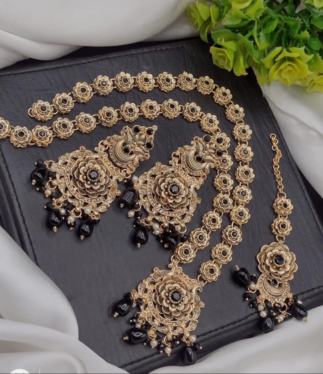 Jewellery set with floral designs