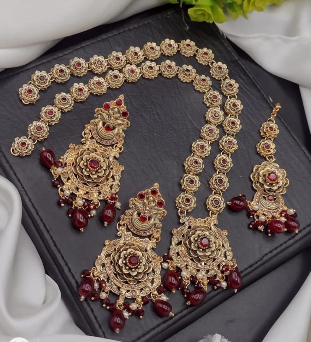 Jewellery set with floral designs