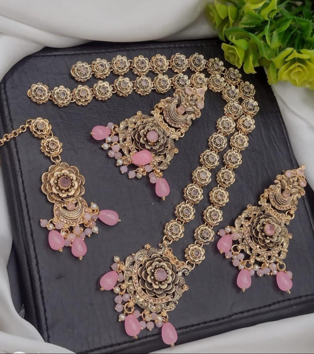 Jewellery set with floral designs