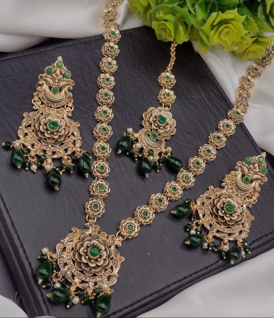 Jewellery set with floral designs