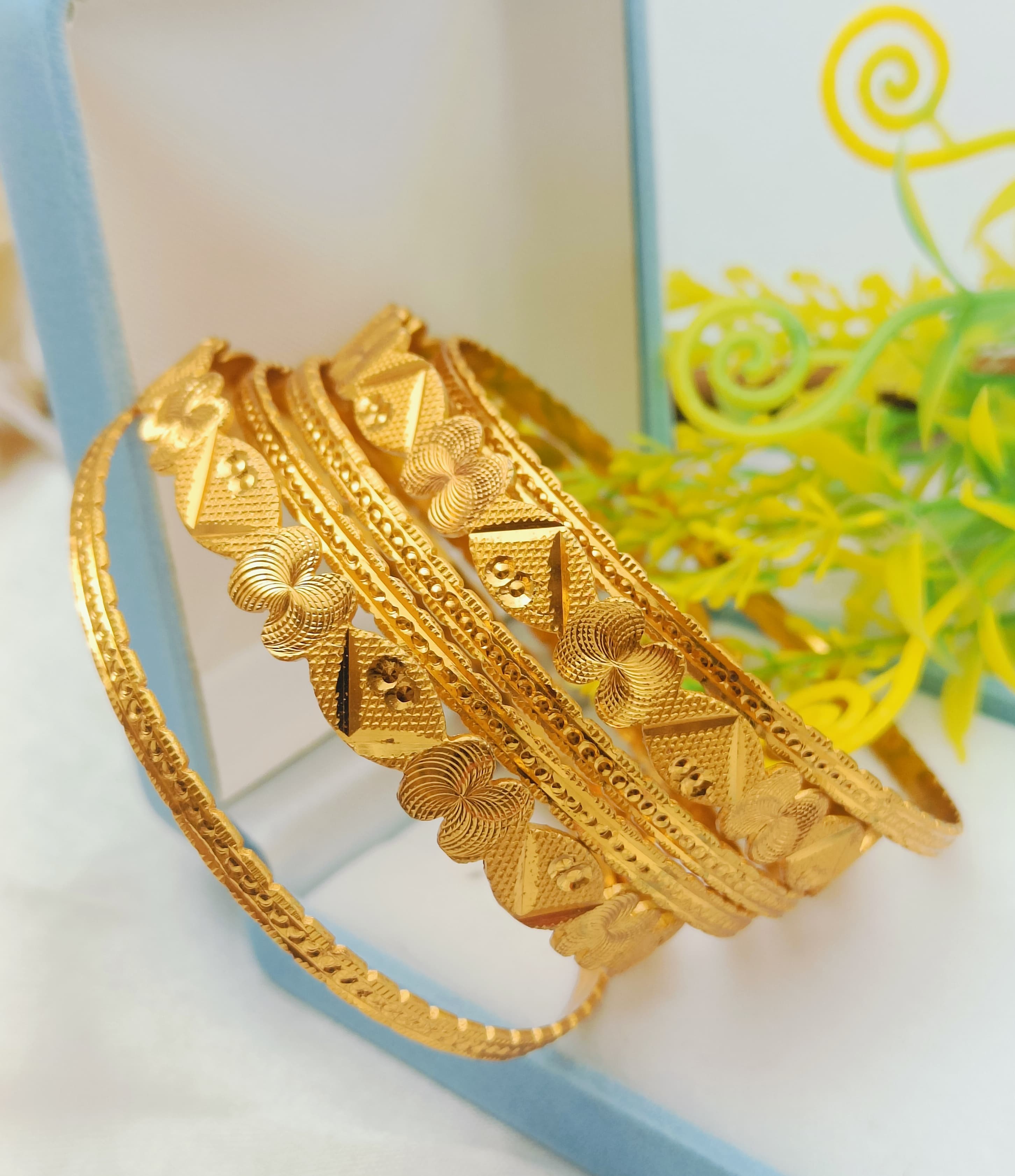 Beautiful Design Gold plated Bangle High quality. 6. Piece set
