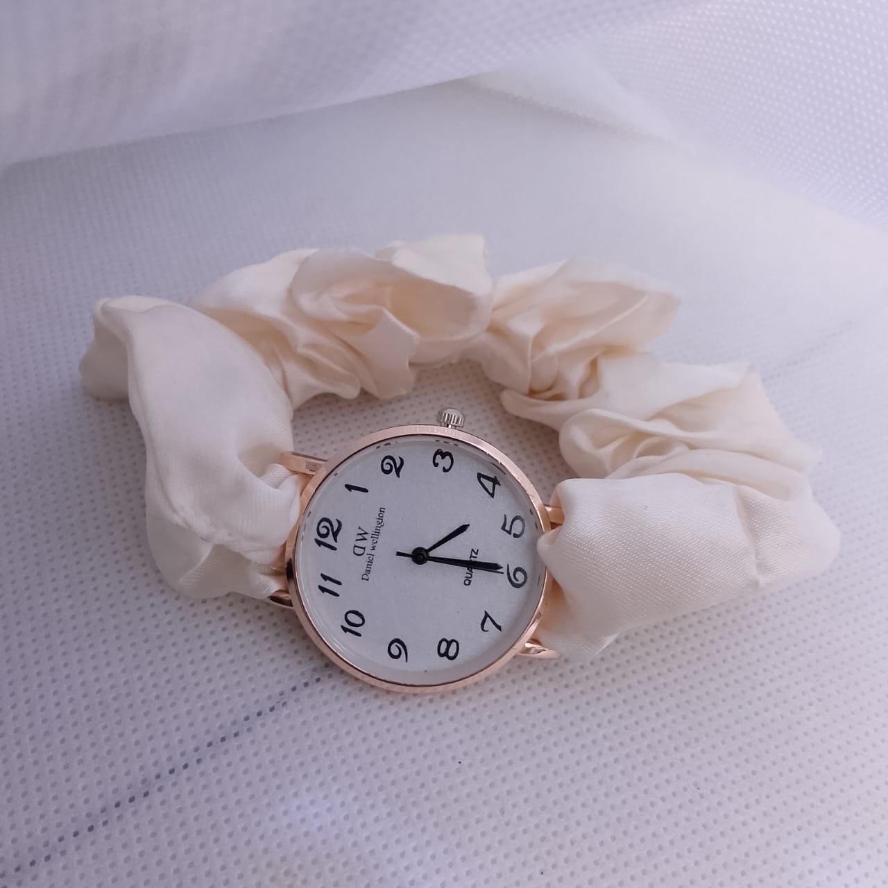 ⏱ Scrunchie Ladies Watch – Style Meets Comfort!