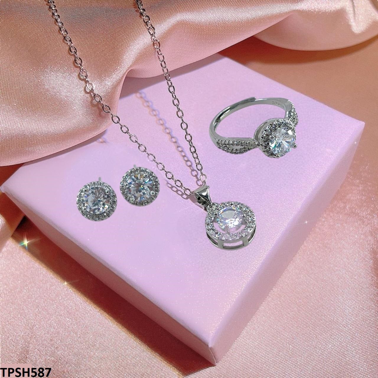 Round stone pendant set