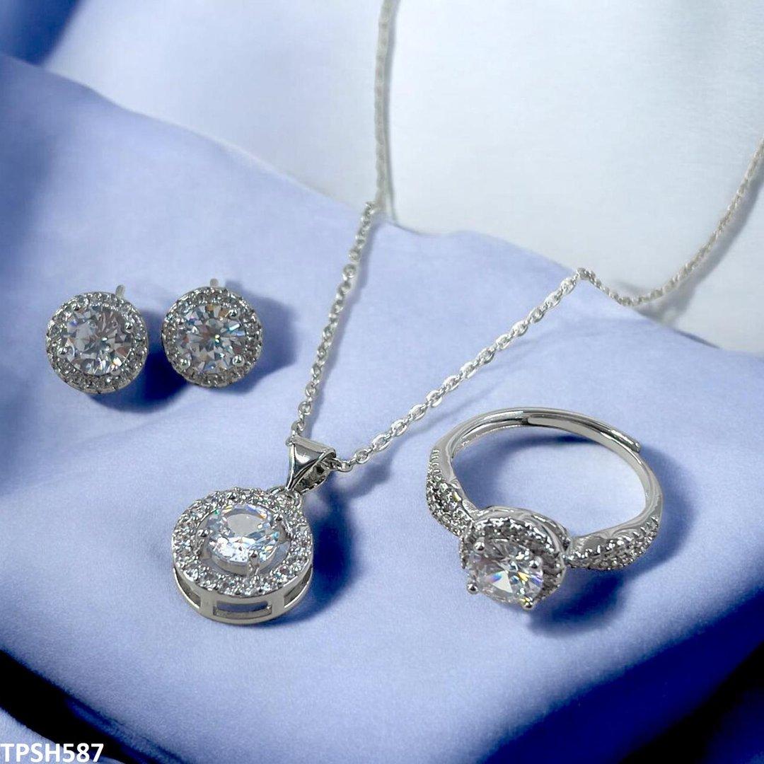 Round stone pendant set