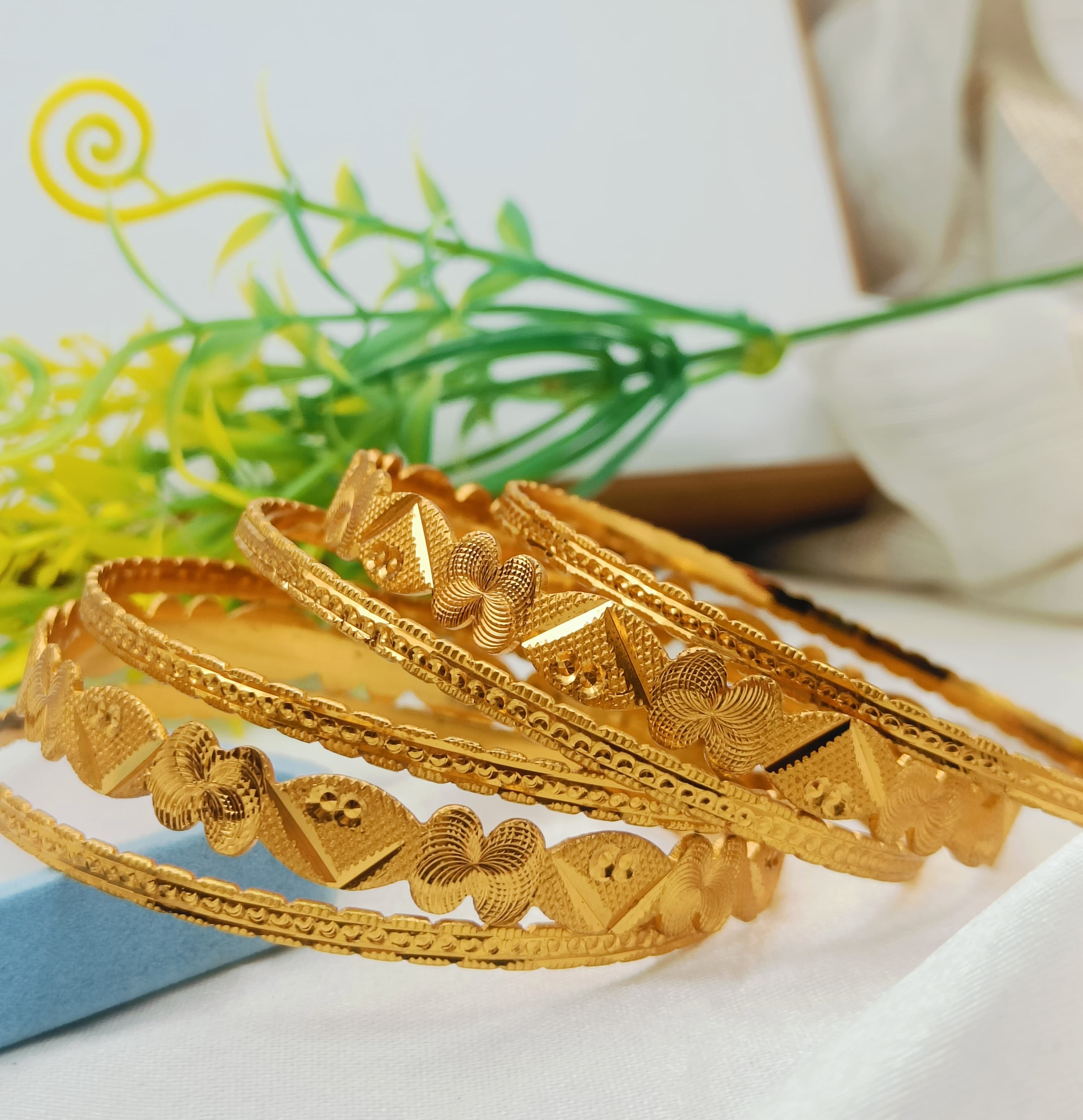 Beautiful Design Gold plated Bangle High quality. 6. Piece set