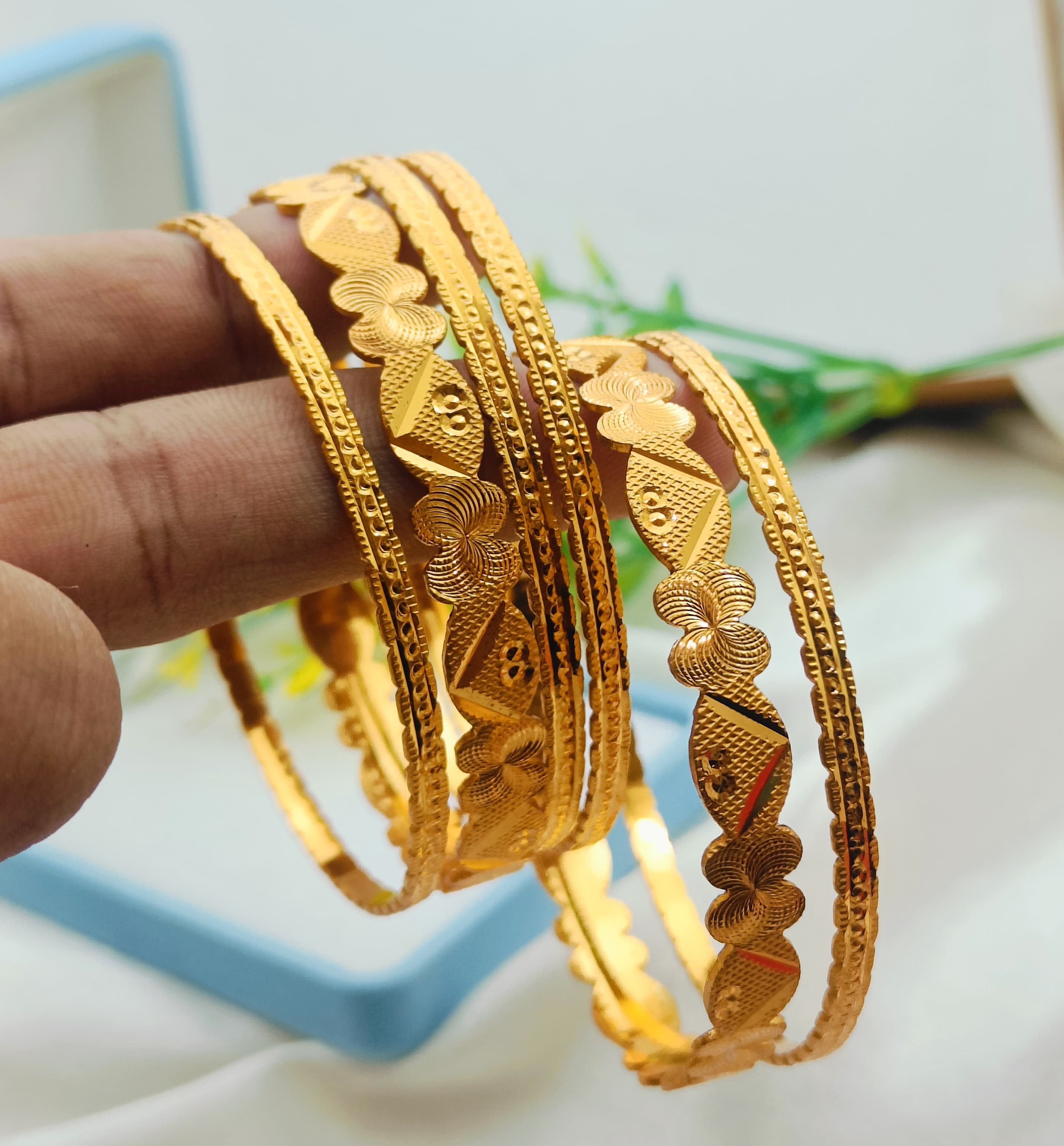 Beautiful Design Gold plated Bangle High quality. 6. Piece set